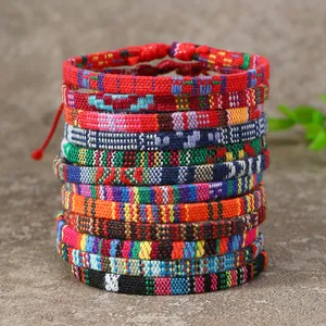 Détail de bracelets tressés bohèmes colorés avec textures de cordon en coton réglables