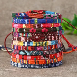 Gros plan de bracelets bohèmes tissés main avec motifs ethniques et nœud coulissant