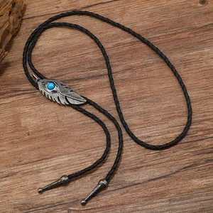 Cravate bolo vintage avec plume argentée et perle turquoise sur cordon noir