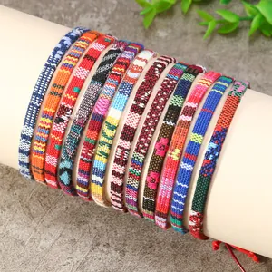 Détail macro de bracelets d'amitié bohèmes faits main avec des motifs en coton colorés