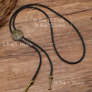 Détail d'une cravate Bolo vintage avec fleur en bronze sur fond de bois rustique