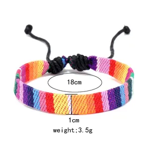 Détail du bracelet tissé bohème montrant les dimensions 18 cm de long et 1 cm de large