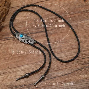 Détail de cravate bolo vintage avec pendentif plume argentée et cordon en similicuir tressé
