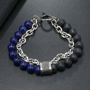 Detailansicht eines Perlenarmbands mit blauen Steinen, Lavastein und Knebelverschluss