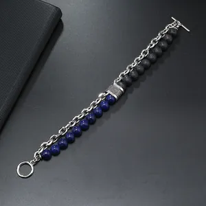 Detail eines Herren-Perlenarmbands mit Tigerauge-Steinen und silbernem OT-Verschluss