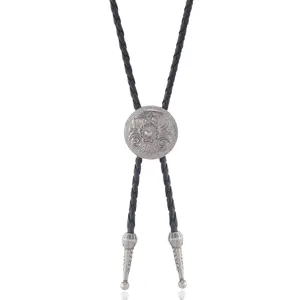 Détail d'une cravate bolo vintage avec motif floral en relief et boucle argentée polie