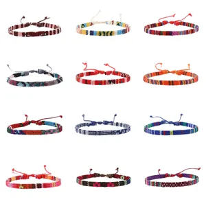 Lot de douze bracelets d'amitié bohèmes tissés à la main avec des nœuds réglables colorés