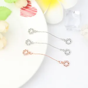 Detailansicht der blumenförmigen Schmuckverbinder in Silber und Roségold mit Kristallen