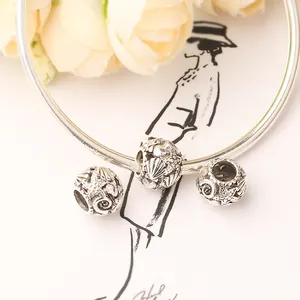 Détail des breloques étoile de mer et coquillage en argent vieilli sur bracelet lisse