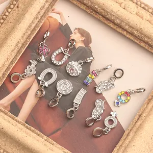 Colección detallada de dijes de herradura y amor en plata con cristales de colores