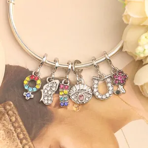 Pulsera de plata con dijes de herradura de la suerte y gemas de colores brillantes