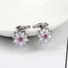 Exquisitos pendientes de magnolia hechos a mano en rosa con base plateada y esmalte