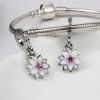 Pulsera de dijes de plata hecha a mano con colgantes de magnolia rosa y cierre de barril