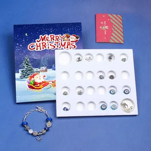 Detailansicht des blauen Weihnachts-Adventskalenders mit Schmuckset und Grußkarte