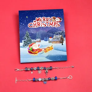 Detailansicht der blauen Weihnachts-Perlenarmbänder mit Schneeflocken-Anhängern