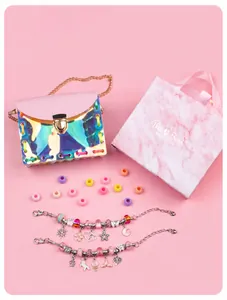 Vue macro du kit bracelet à breloques DIY pour enfants avec pochette rose et boîte