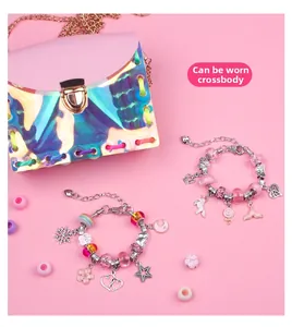 Détails du set de bracelets DIY avec perles roses et sac à bandoulière holographique