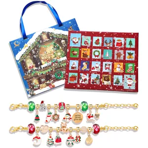 Details van kerst adventskalender sieradenset met DIY gouden armbanden en kralen
