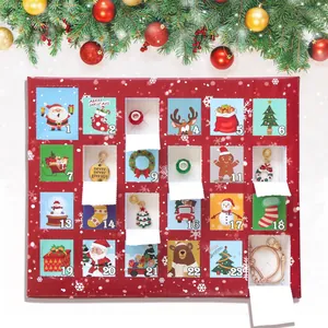 Kerst adventskalender sieradendoos met gouden armband en feestelijke bedeltjes