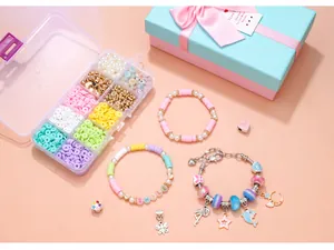 DIY-sieradenset met gekleurde kleikralen, letterkralen en bedeltjes in een geschenkdoos