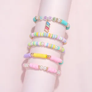 Vijfdelige bohemien polymeerklei armbandenset met LOVE-bedeltjes en hartjes