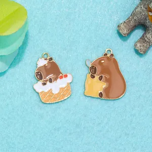 Detail van schattige emaille capibara hangers in cupcake-stijl voor DIY sieraden