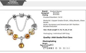 Détail du bracelet chaîne serpent argenté avec perles de verre orange et cœurs