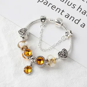 Pulsera de plata con cristales naranjas, colgantes de corazón y cuentas de vidrio