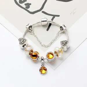 Pulsera de cadena de serpiente con dijes de cristal amarillo y cuentas de vidrio blanco