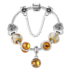 Pulsera de cadena de serpiente plateada con cuentas de vidrio amarillo y corazones