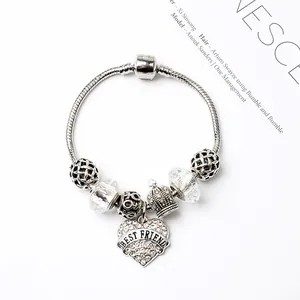 Détail du pendentif en cœur gravé Best Friend sur un bracelet à perles argentées