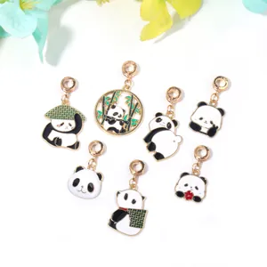 Ensemble de sept breloques panda en émail avec alliage doré et motifs de bambou