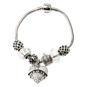 Bracelet à breloques ciel étoilé avec pendentif cœur et cristaux sur chaîne serpent argentée