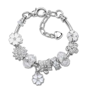 Dettaglio di bracciale d'argento con fiori in smalto bianco e chiusura a moschettone