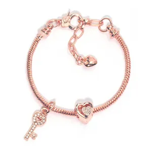 Roségoldenes Schlangenarmband mit Herzperle und kristallbesetztem Schlüsselanhänger
