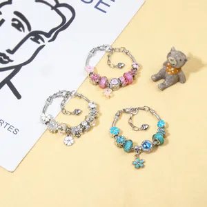 Detailopname van blauwe en roze bloemen bedelarmbanden op een decoratieve achtergrond