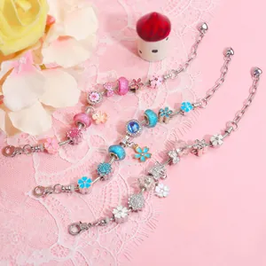 Drie bedelarmbanden in roze blauw en wit met bloemhangers en een handige karabijnsluiting