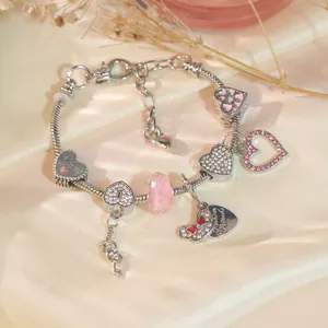 Perlenarmband mit rosa Herz- und Schlüsselanhänger, verstellbarem Verschluss und Glasperlen