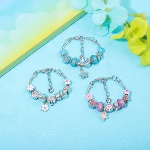 DIY bloemen bedelarmband set met blauwe en roze kristallen kralen op zilveren ketting