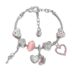 Rosa Perlenarmband mit Herzanhängern und Schlüsseln an einer Schlangenkette