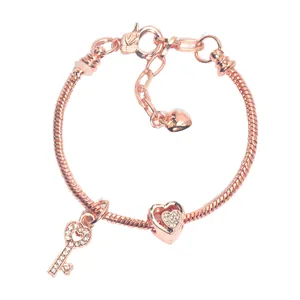 Roségoldenes Schlangenarmband mit Herz-Schlüssel-Anhänger und Karabinerverschluss