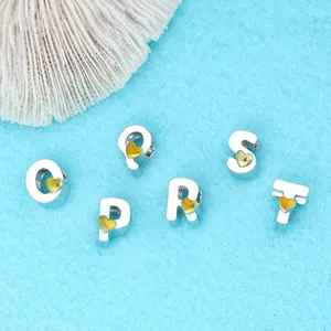 Set de cuentas de letras DIY en aleación de plata con detalles de corazón sobre azul