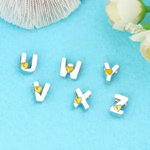 Detalle de cuentas de letras U a Z con corazones dorados para pulseras de joyería DIY