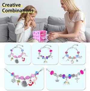 Set de pulseras DIY para niños con cuentas coloridas y colgantes temáticos variados
