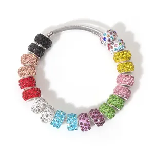 Detalle de cuentas de cristal arcoíris en una pulsera de cadena de serpiente de plata