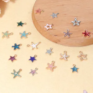 Pendentifs étoiles de mer colorés en émail avec strass sur présentoir en bois