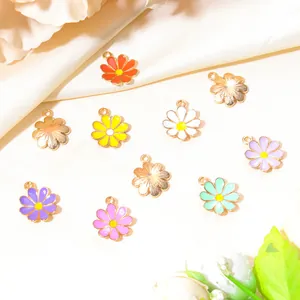 Gros plan de pendentifs marguerites colorés en émail avec base dorée pour bijoux DIY