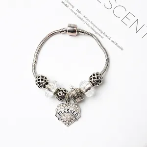 Bracelet maille serpent argenté avec perles en verre bleues et pendentif cœur Blessed