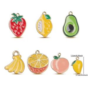Vista detallada de dijes de aleación de frutas mostrando medidas de 1,5x2,1cm