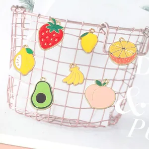 Set de dijes de frutas de esmalte de colores para pendientes DIY con melocotón y fresa
